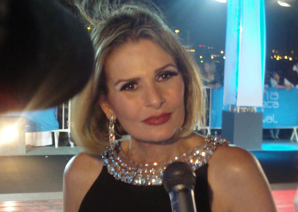 الفنانة يسرا