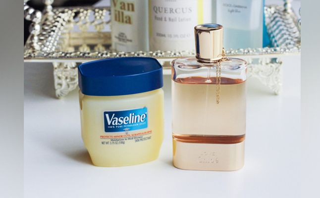 ضعي قليلًا من العطر على الفازلين في هذه المنطقة وشاهدي النتيجة المذهلة الي حتجنن عليك زوجك في غرفة النوم!!  ..  لن تتخلى عنها ابدا