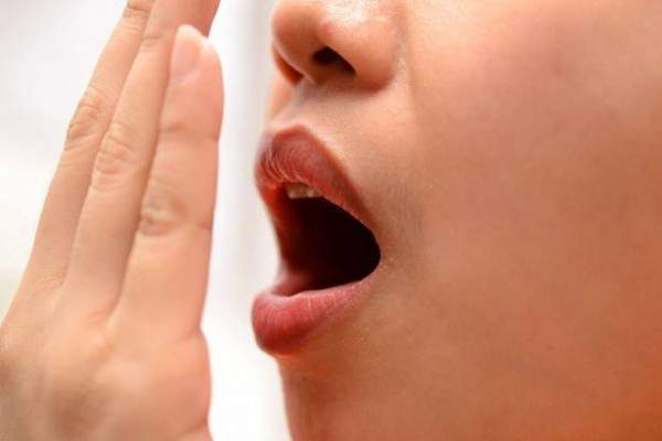 كيفية التخلص من رائحة الفم الكريهة