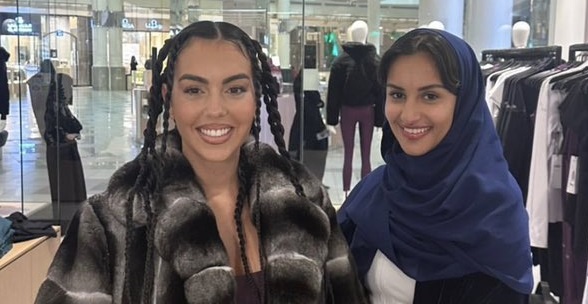 جورجينا اظهرت مفاتنها وهي تتجول برفقة أميرة سعودية واثارت جنون السعوديات 