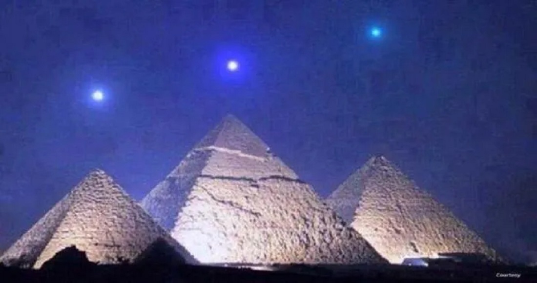 اصطفاف 3 نجوم فوق الاهرامات