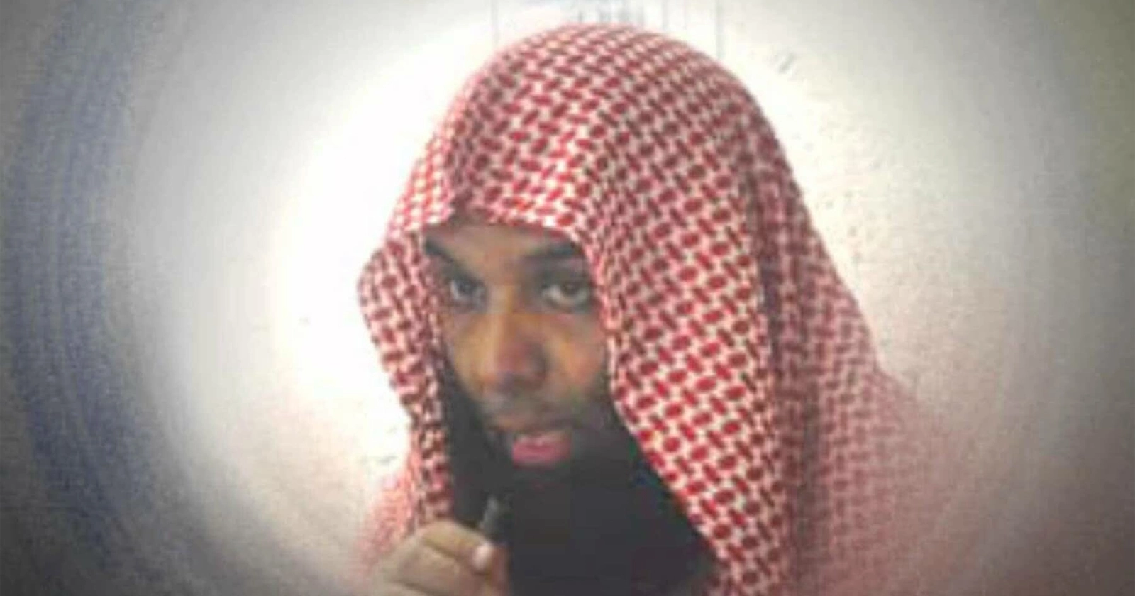 صورة صادمة للداعية السعودي المعتقل خالد الراشد في وضع مزرٍ يثير ضجة واسعة على مواقع التواصل..شاهد