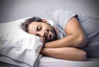 احذر من هذه العادة السيئة... السعوديون يفعلونها عند النوم تسبب جلطة!