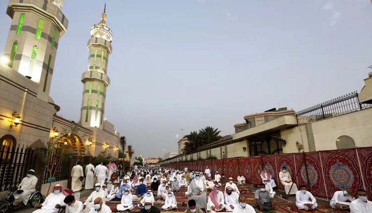 السعودية تصدر قرار يمنع الجميع من ممارسة عادات وامور روتينيه في كافة المساجد ولأول مرة !