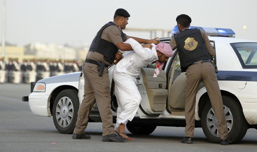 الشرطة السعودية تضبط موظف برفقة زميلته داخل سيارته.. لن تصدقوا كيف تم معاقبته..تفاصيل