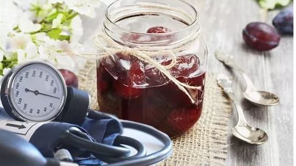 نعمة من ربنا .. عصير هذه الفاكهة المنزلية يضبط ضغط الدم ويخفض الكوليسترول فورا و يخلصك من الإمساك للأبد  - تعرف عليه 