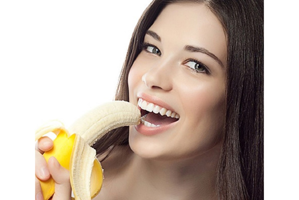 فتاة تتناول الموز