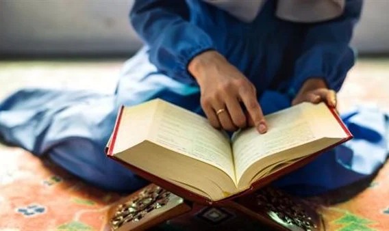 هل يجوز قراءة القرآن بالعين فقط دون تحريك الفم.. الافتاء يحسم الجدل !