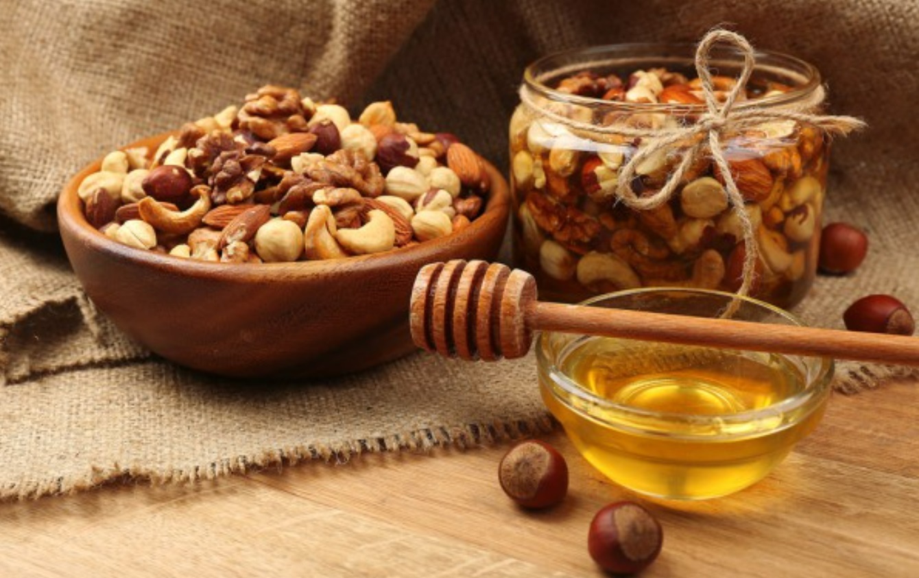  خلطة الكاجو مع العسل تعادل الفياجرا للأزواج .. فوائدها المذهلة تجعلك سعيداً في غرفة النوم ..( اليك طريقة التحضير)