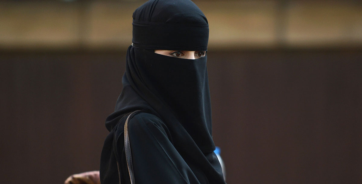 فتاة سعودية جميلة رفضت الزواج بسبب والدتها.. وبعد أن بلغ عمرها 50 عاماً حدثت المفاجأة!.