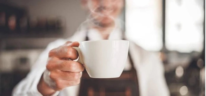 دراسة حديثة تكشف عن مشروب شهير يسهم في إطالة العمر ويقلل الإصابة بأمراض القلب 