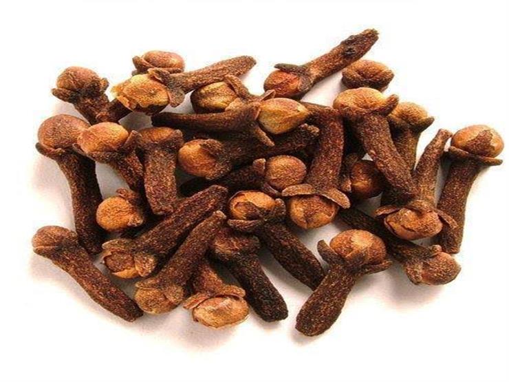 جنن زوجتك بغرفة النوم.. استخدم 3 حبات من القرنفل بهذه الطريقة قبل عشر دقائق من ممارسة العلاقة وشاهد كيف ستصبح بقوة أسد حتى لو تجاوز عمرك السبعين!