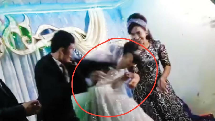 بدون رحمة وغير متوقع.. عريس يضرب زوجته فى حفل زفافهما بعد فوزها عليه فى لعبة وتحول زفافهما الى فاجعة كبيرة !