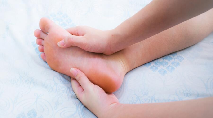 علامات خطيرة في ساقيك تكشف أن الكوليسترول أصبح قاتلاً..  احذر