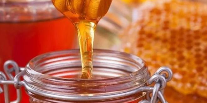 سم قاتل : أخصائي سعودي يحذر من خلط العسل مع هذه الأكله المعتاد على الناس فعلها
