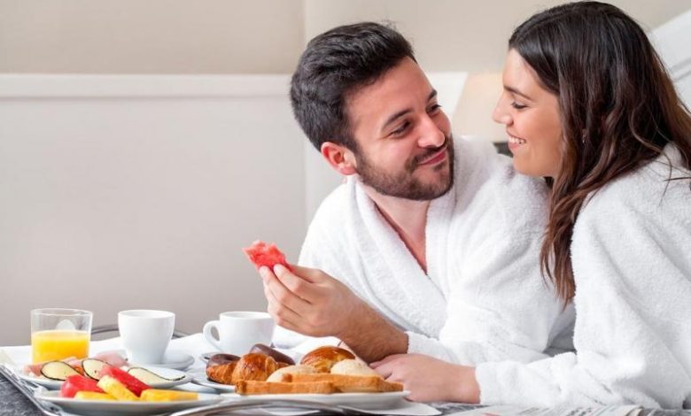 زوجة وضعت لزوجها السم في تورتة عيد ميلاده .. وقبل أن يلفظ أنفاسه الأخيرة ضحك و أخبرها بالسر الذي جعلها تنتحر 