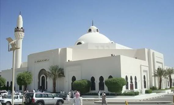حدث في السعودية..شاب كتم عطسة أثناء صلاته داخل مسجد فأغمي عليه .. وعندما استيقظ كانت الصدمة ؟ 