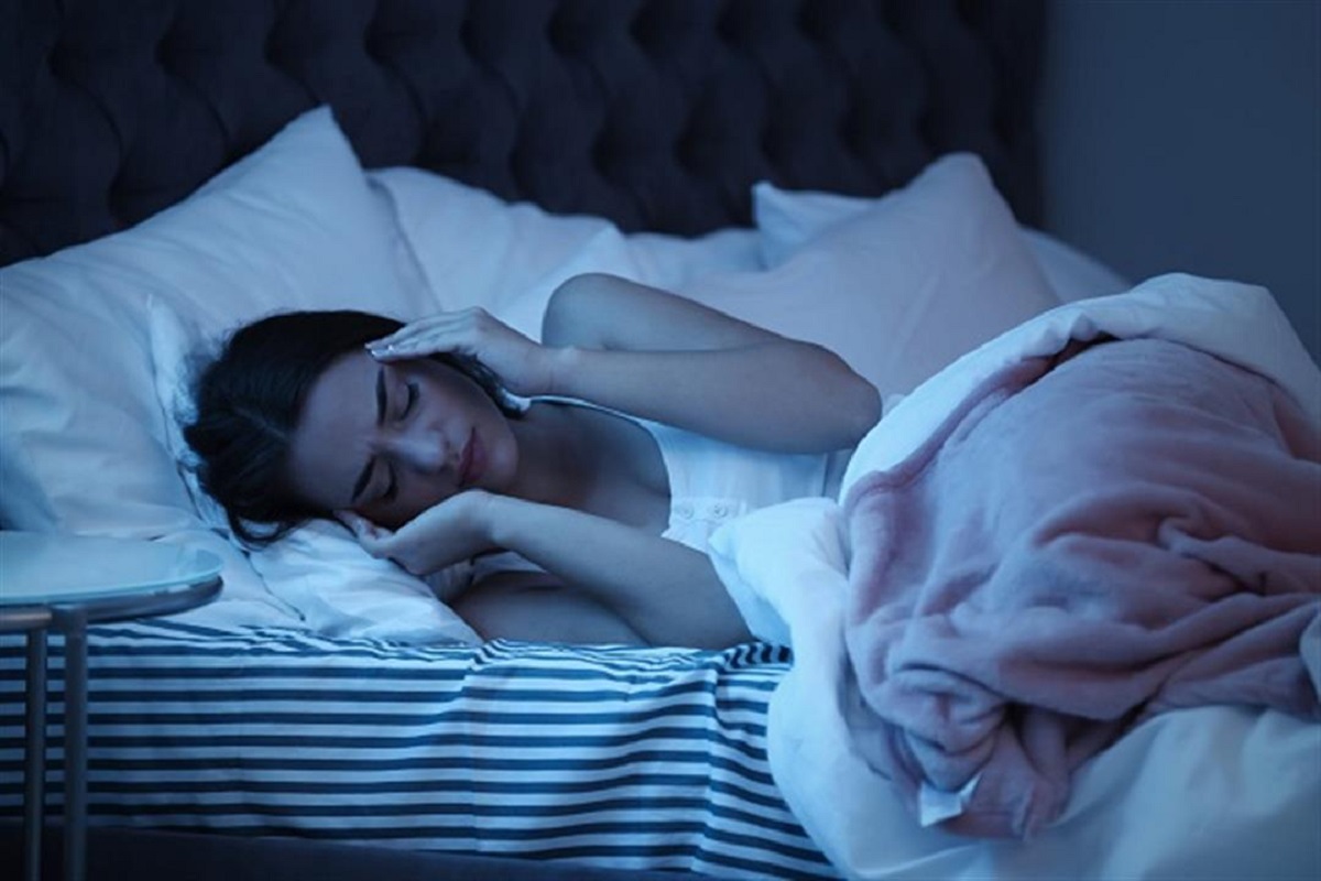 معلومات هامة جدا لحياتك .. لماذا يعاني البعض من تنميل الرأس عند النوم (لن تصدق السبب) 