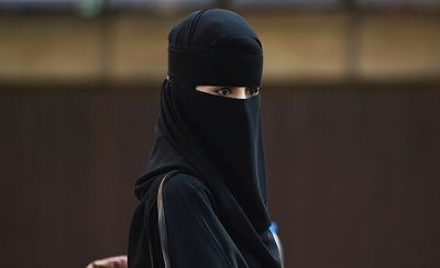 قوة امنية تضبط فتاة سعودية دخلت محل وقامت بفعل صادم مع العامل.. لن تصدق كيف تم كشف امرهم!