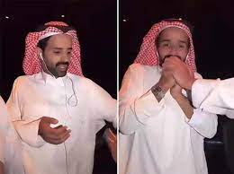 شاهد بالفيديو .. مشهور سعودي يختبئ داخل الحمامات بسبب تورطه مع المعجبات 