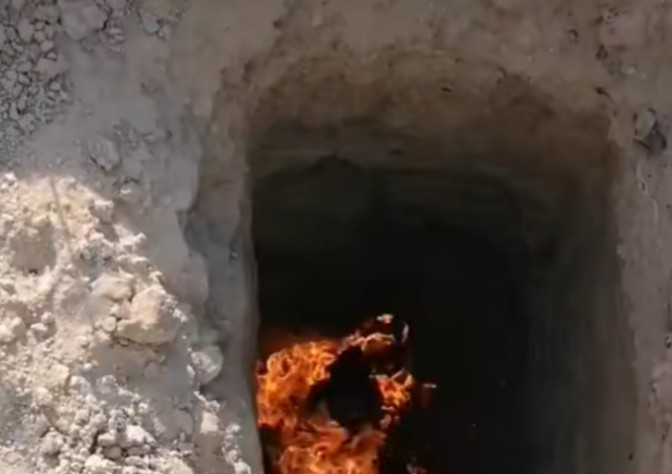 قبر يحترق