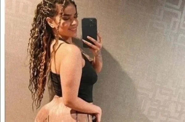 بجرأة لامثيل لها..السعودية رهف القنون.. تفتح أقدامها وظهور ما بينهما بكل وضوح من أجل الترويج !
