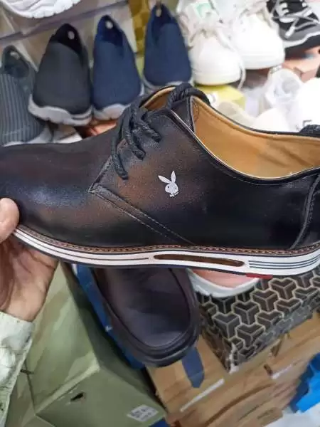حذاء بشعار جنسي