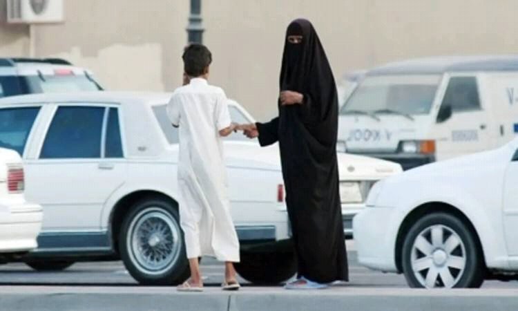 تعرف على عقوبة مساعدة المتسولين في السعودية حتى لا تطالك الغرامة!