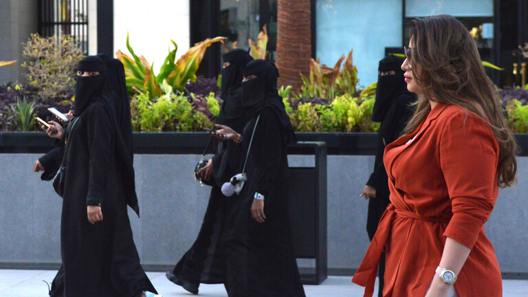 شاهد فتاة سعودية تتجاوز كل الحدود وتقوم بهذا الفعل الصادم الغير اخلاقي في الشارع وامام الجميع