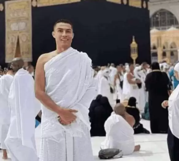 ظهور مفاجئ لنجم كريستيانو رونالدو بجوار الكعبة المشرّفة يشعل التواصل السعودي!! والمفاجأة الاكبر ماذا يرتدي(صورة)