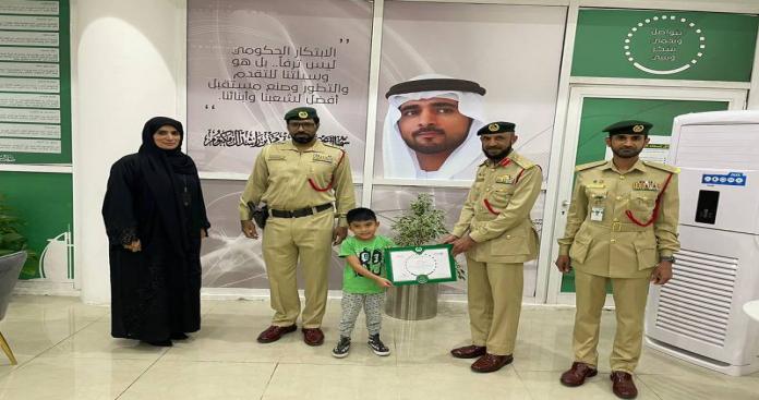 طفل يبلغ من العمر 5 سنوات يعثر على 4000 درهم في الإمارات ويقوم بهذا التصرف العجيب