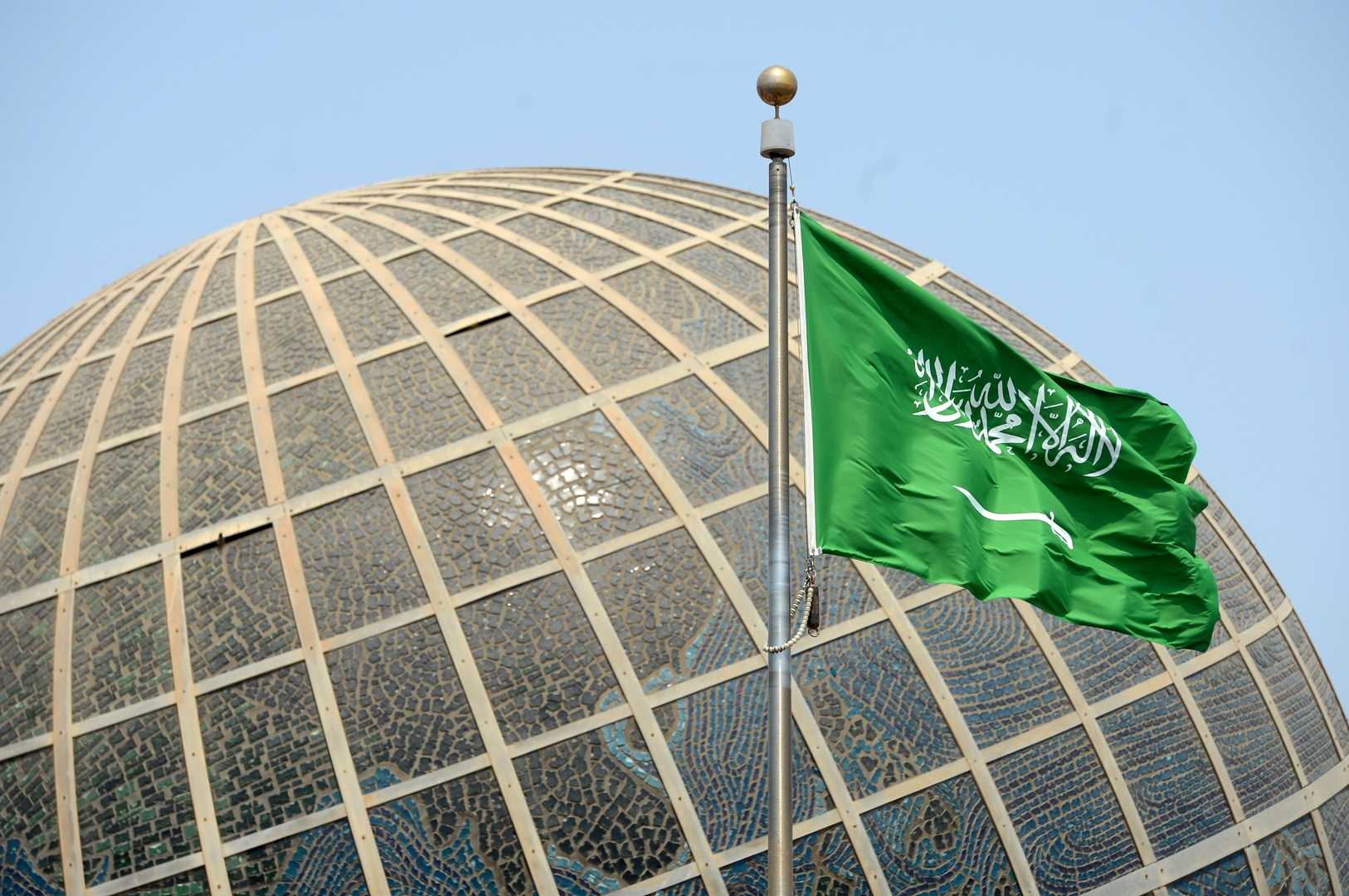 اعلان مفاجئ من الداخلية السعودية بشأن “الفئات المعفاة من رسوم المرافقين 2024 “