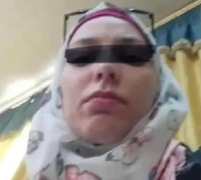 فضيحة مدوية .. عميد في الجامعة يمارس الرذيلة مع طالبات فائقة الجمال داخل مكتبه 