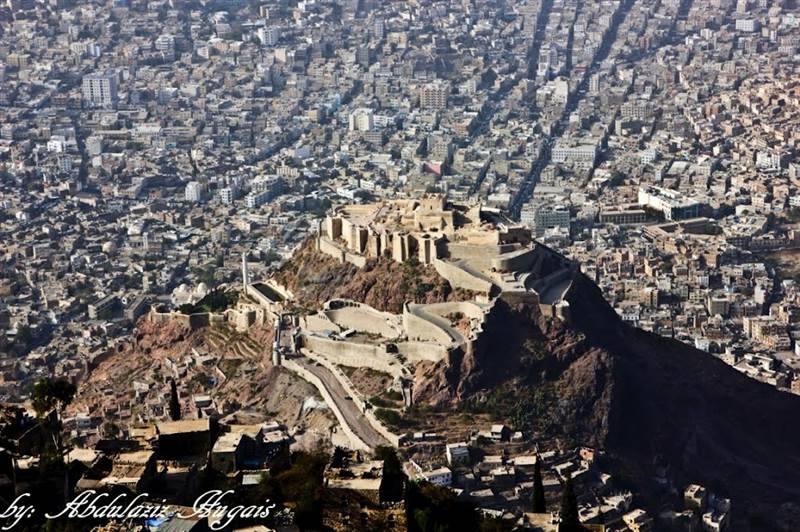 حارس يقتل مالك عمارة ويرمي جثته في خزان للمياه بتعز والسبب صادم؟! 