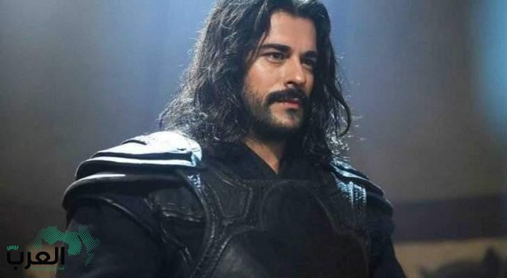 ظهور بطل مسلسل المؤسس عثمان عاري وحبيبته كما خلقهما الله في ليلة حمراء على السرير تغضب جمهورة الكبير .. ( صورة )