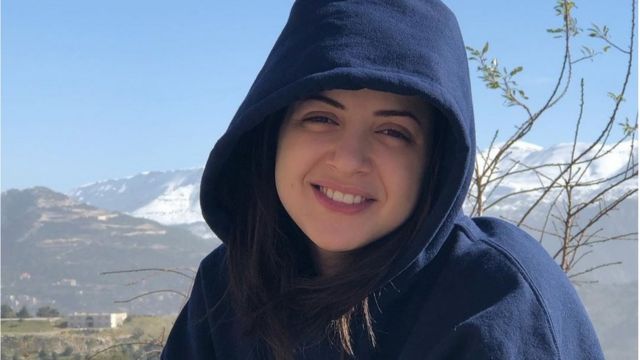 الفنانة المصرية منى فاروق ترتدي الحجاب في احدث ظهور لها في هذا المكان المقدس .. صورة