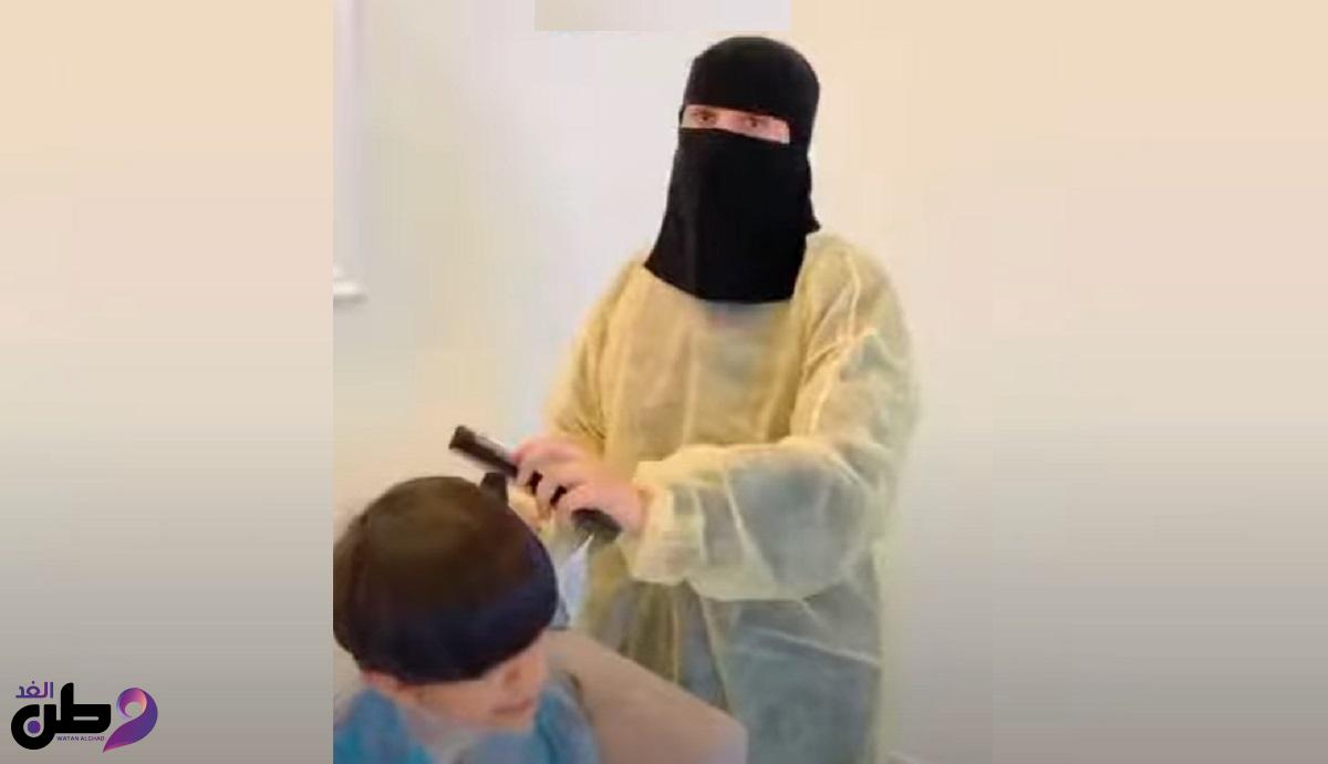 شاهد امرأة سعودية تتصدر تريند ولأول مرة في المملكة بسبب عملها في هذه المهنة الخاصة بالرجال 