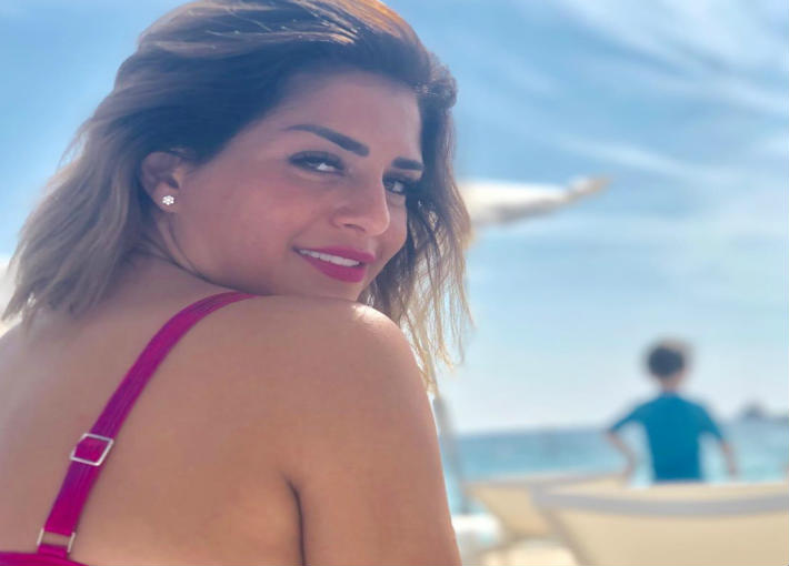 شاهد إطلالة فنانة مشهورة خلعت جميع ملابسها على الشاطئ.. والجمهور مصدوم من جمال جسمها العريان