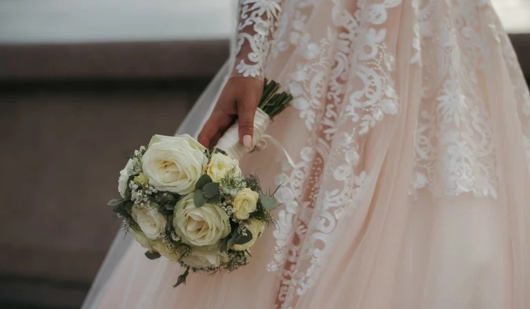 شاهد متحول إماراتي يعلنها للجميع بكل جرأة و بدون ذره خجل.. لن يشبع رغبتي ألا رجـل هـذه الدولة !!