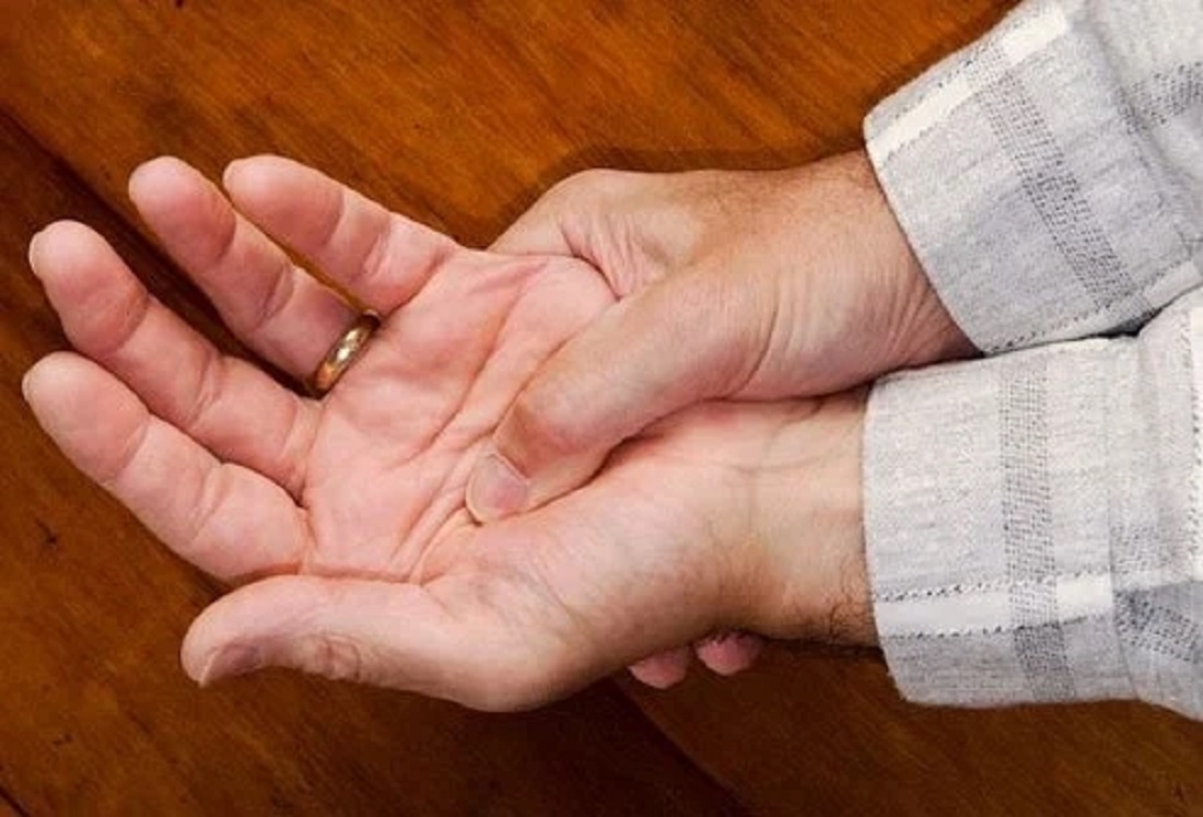 علامان نقص  فيتامين ب 12