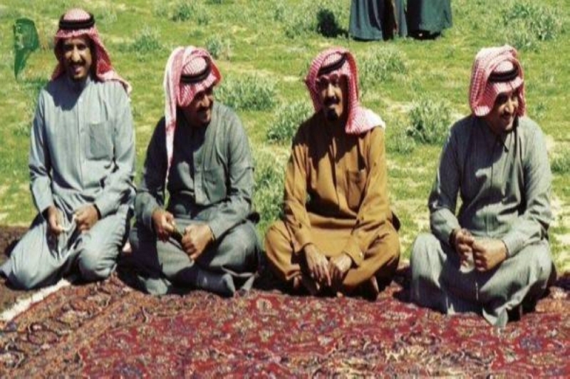 شاهد: صورة نادرة للملك فهد برفقة خادم الحرمين..المفاجأة في مكان التقاطها!