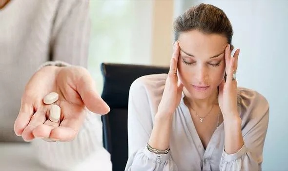 احذر ليست عادية.. 4 علامات اذا ظهرت عليك هي مؤشر خطير على نقص ضار في فيتامين ( B12 ) الضروري للجسم ... تعرف عليها