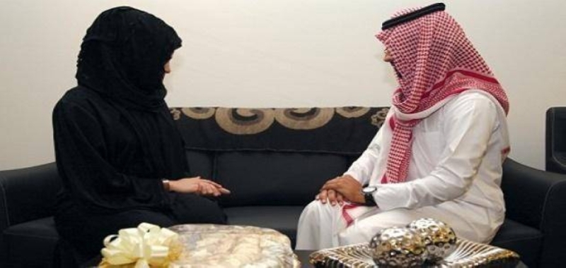 شاب سعودي خرج مع العروس بعد الملكة، دون أن يخبر أهلها، وعندما علموا حدث مالايصدقة عقل!