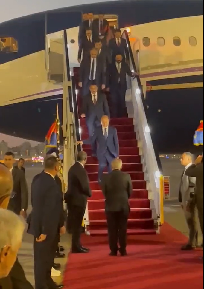الرئيس رشاد العليمي يصل القاهرة