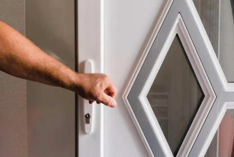لماذا يجب إغلاق باب الحمام وعدم تركه مفتوح تعرف على الإجابة التي ستذهلك
