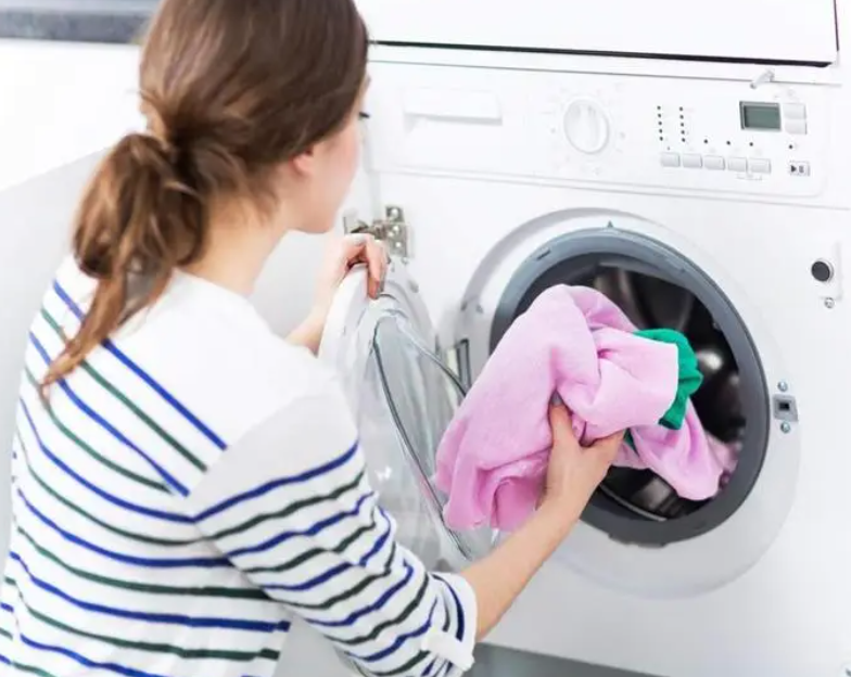 نصائح ذهبية للتعامل مع الملابس عند غسلها