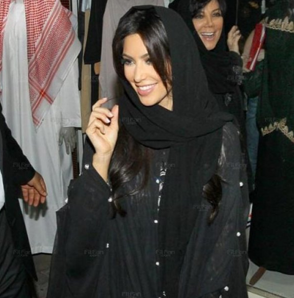 من هي سارة بنت مشهور التي اثارت الجدل في أول ظهور لها بالسعودية ؟ .. صور