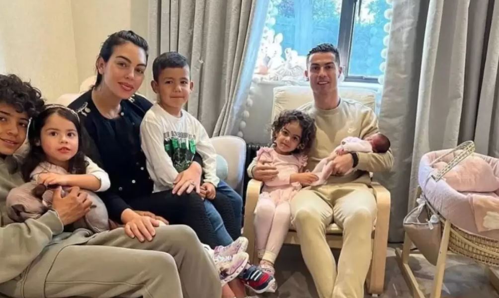 لن تصدق أين يعيش النجم رونالدو في السعودية بعد انتقاله لنادي النصر السعودي ؟!