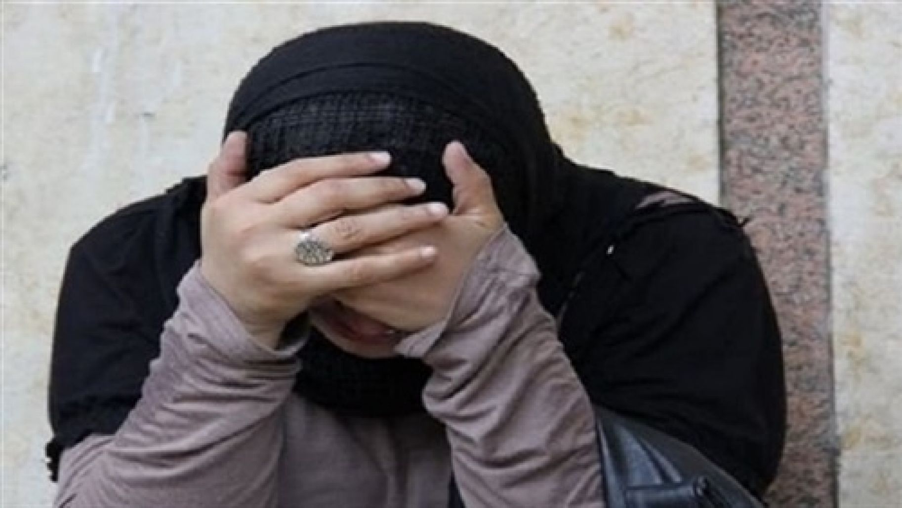 فتاة في حال ندم - ارشيفية