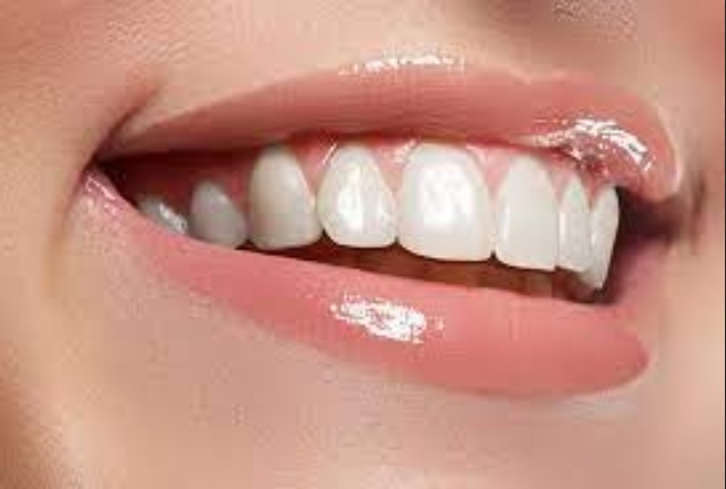 الجميع يبحث عنها..طريقة سحرية للحصول على اسنان بيضاء وإزالة الجير منها بأقل تكلفة..ودع الآن طبيب الأسنان
